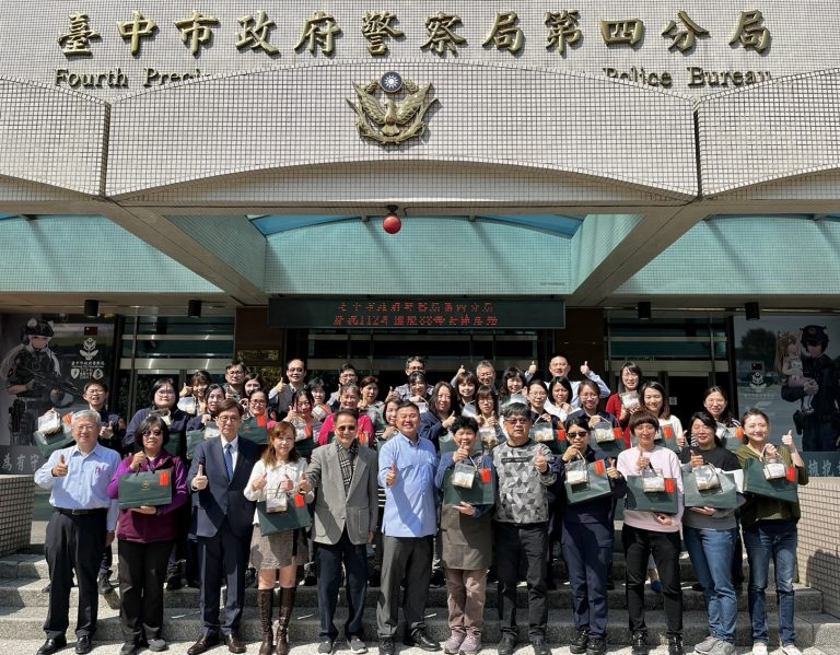 中市警四分局長李建興特別於日前在分局一樓舉行歡慶婦女節 活動。(圖/記者謝榮浤翻攝)