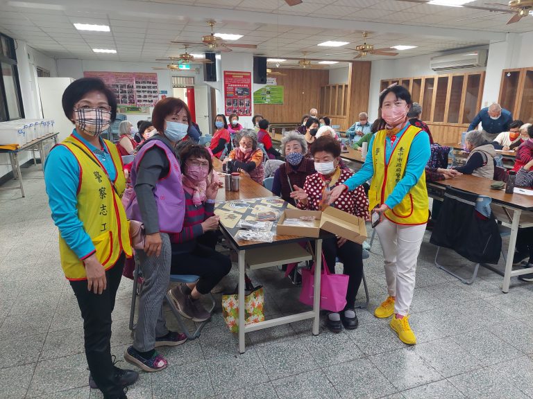 中市警豐原分局結合北庄老人關懷協會於里活動中心辦理犯罪預防宣導活動。(圖/記者謝榮浤翻攝)