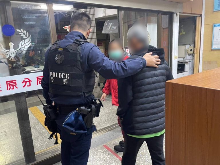 中市警豐原分局豐洲派出所日前急助迷航老翁返家。(圖/記者謝榮浤翻攝)