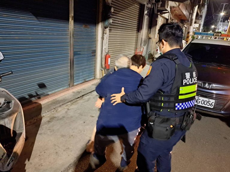 中市警豐原分局頂街派出所日前助出門透氣失智男返家。(圖/記者謝榮浤翻攝)