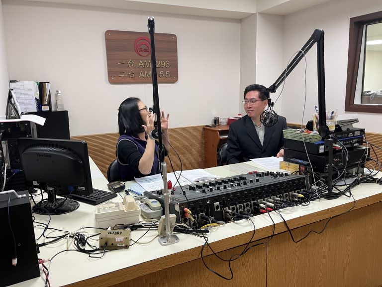 萬華分局長董欣欣（圖右）至民本廣播電台受訪，期以將「識詐、阻詐」觀念普及扎根。（記者林金聖翻攝）