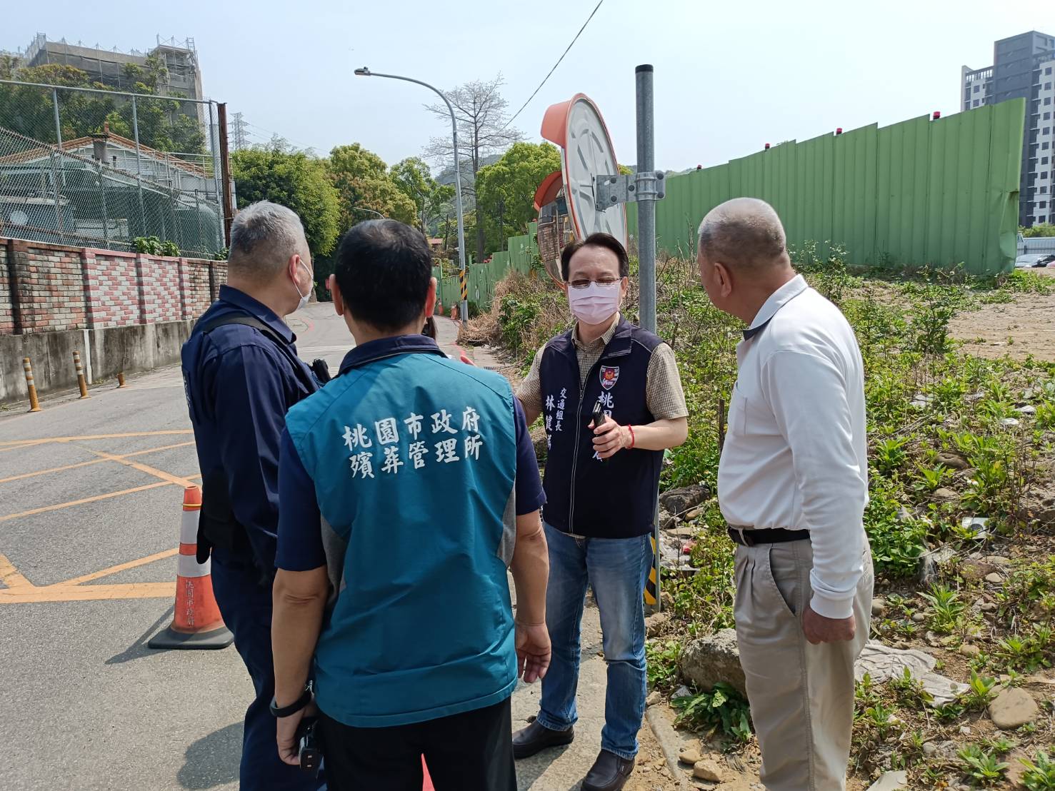 桃園分局與桃園殯葬所針對車輛動線及停車資訊等交換意見。(記者黃荷琇翻攝)