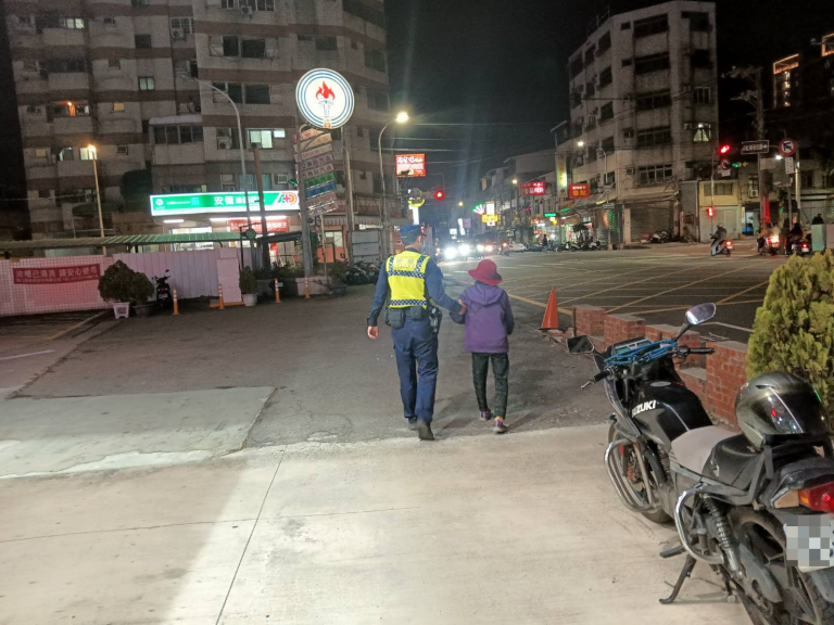 中市警四分局春社派出所日前助迷途老嫗返家。(圖/記者謝榮浤翻攝)