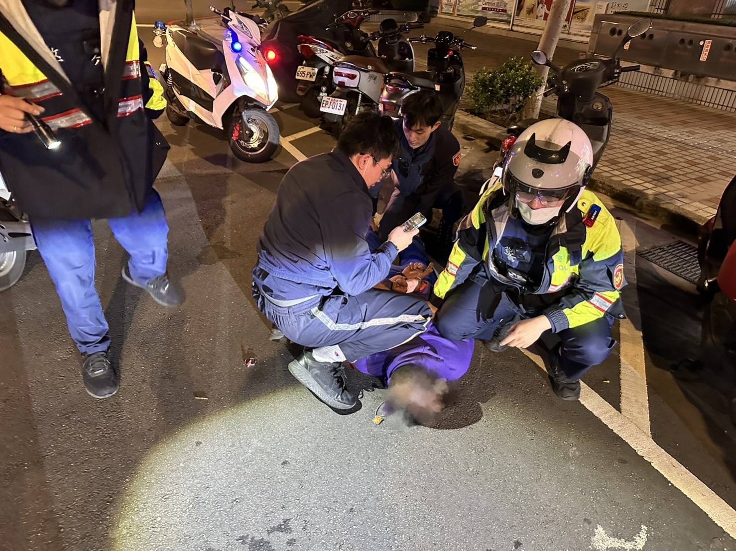 桃園分局員警洪紹敏珉及謝宗燁將嫌犯制伏在地。(圖/桃園分局提供)