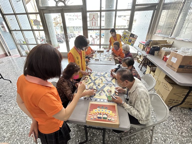 中市警豐原分局社口派出所日前以「詐騙防衛隊桌遊」來宣導防詐騙相關要領。(圖/記者謝榮浤翻攝)