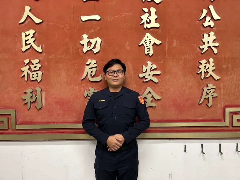 萬芳派出所警員林于禮以警車將老婦載下快速道路,幸未釀成意外。