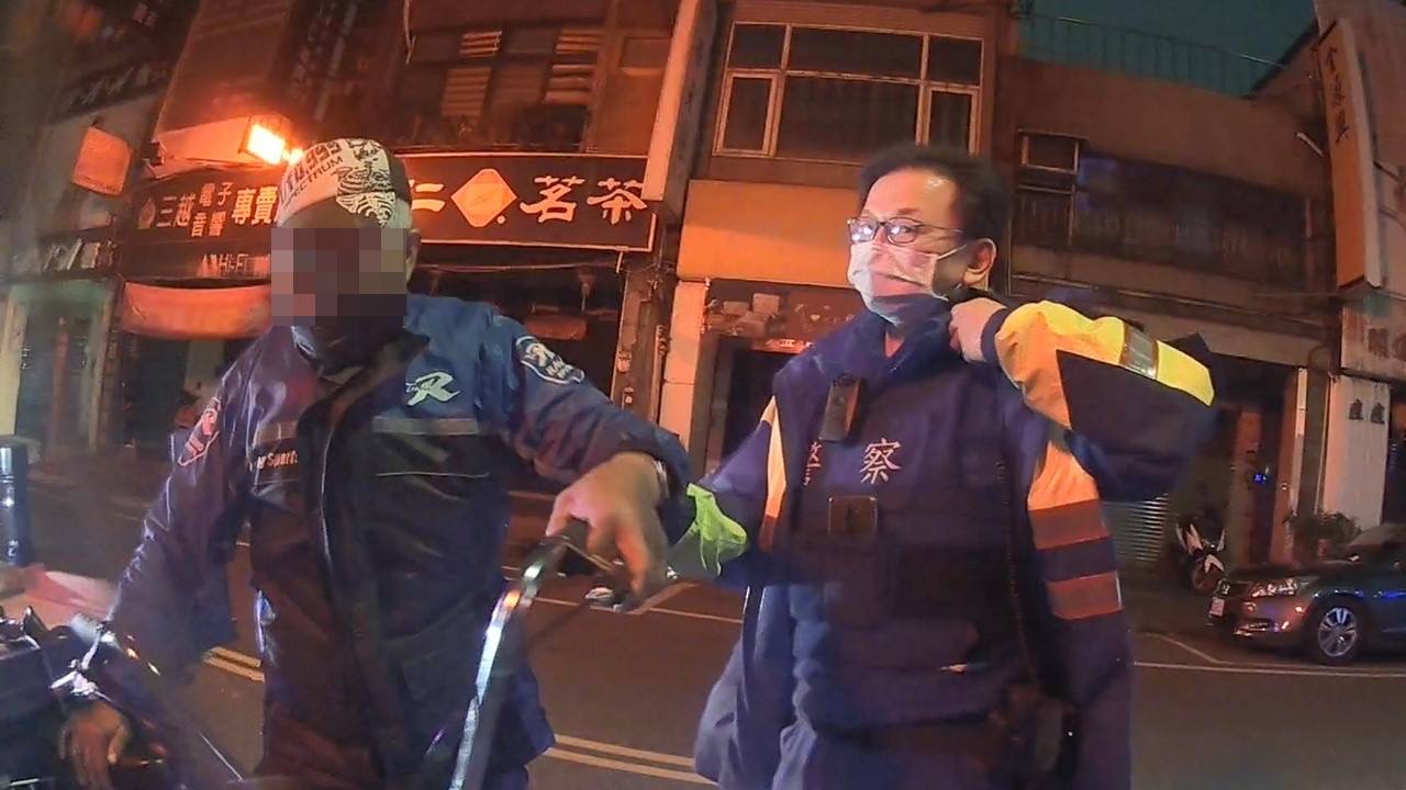 景福所副所長黃福源及員警彭凱昱勸導違停卻巧遇通緝犯。(記者宋紹誠翻攝)