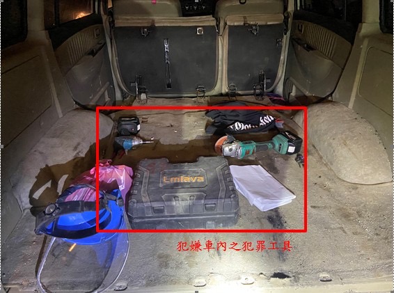 樹林警方於犯嫌車上所查獲的作案工具。（記者徐煜勝翻攝）