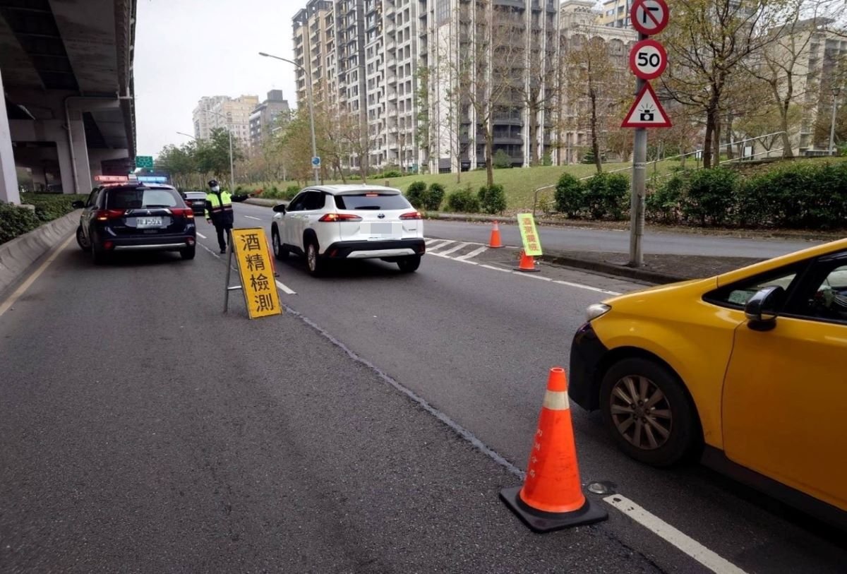 內湖分局員警執行取締酒後駕車情形。(記者宋紹誠翻攝)