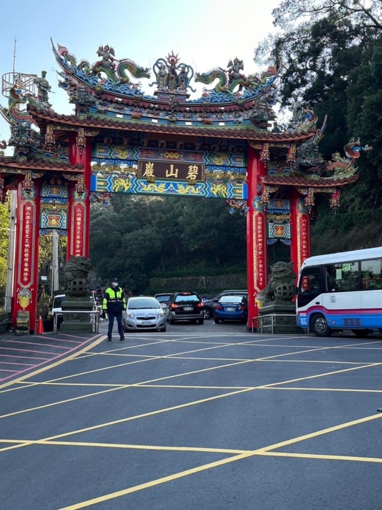 內湖分局員警於碧山巖風景區執行交通疏導勤務