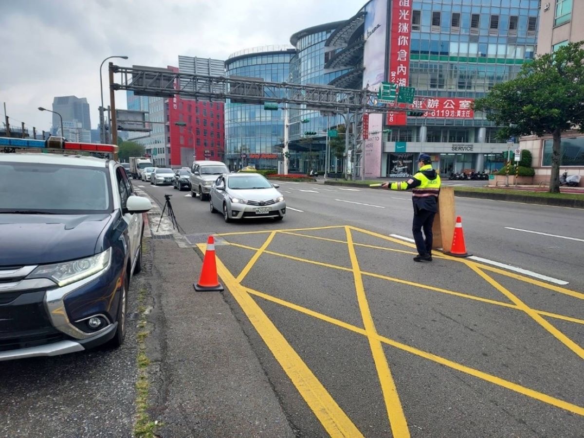 內湖分局員警執行高乘載管制勤務