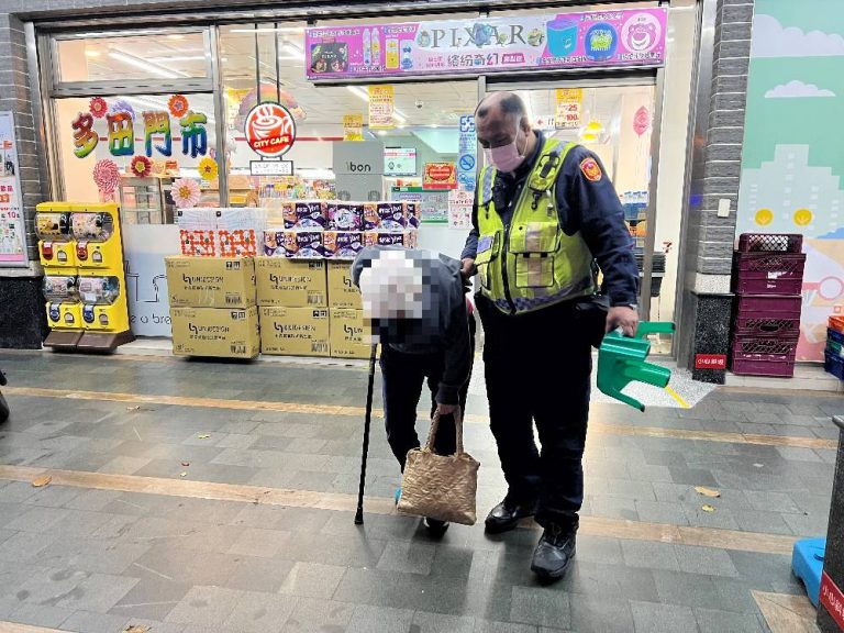 中市警霧峰分局十九甲派出所日前協助迷路且駝背老婦人返家。(記者謝榮浤翻攝)
