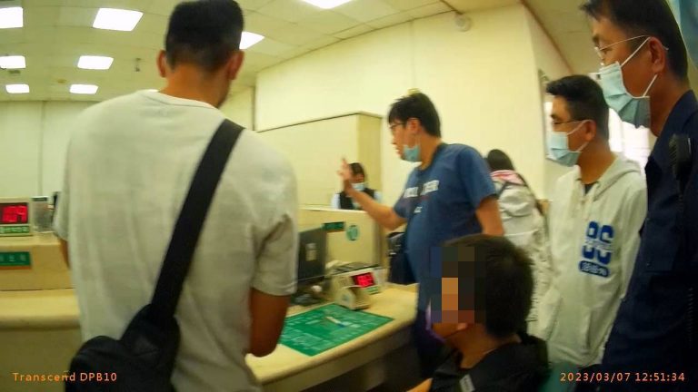 【警政時報 江雁武/台中報導】 臺中市政府警察局霧峰警分局成功派出所於日前接獲銀行通報，稱有一名年約28歲張姓男子臨櫃欲結清帳戶，行員詢問用途時說詞反覆，察覺有異，員警及行員警民合作成功阻詐新台幣604萬元。 警方今日表示，中市警霧峰分局成功派出所巡佐陳恒誠、警員林郁芳、鍾國鴻、曾忠皓、王啟仲於日前接獲大里區中興路段銀行通報，稱有一名年約28歲張姓男子臨櫃欲結清帳戶，並將帳戶內新台幣604萬元全數提領，銀行行員發現該男子帳戶曾遭警示，於今年3月初始解除，欲提領當日匯入款金，察覺有異立即通報警方，員警獲報後立即到場向張男詢問金錢用途及來源，無法交待投資相關細節，警方為避免人頭戶詐騙，進一步確認金錢來源，便請銀行行員聯繫匯款人，匯款人與張男說詞顯有不符，警方即將張男帶返回派出所釐清案情，意外查獲詐欺車手，成功保住民眾的辛苦錢。 中市警霧峰分局長陳祥麟表示，民眾對於有疑慮的匯款要求應保持警覺意識，謹記「冷靜、查證、報警」的三要原則，及「不隨意交付個人資料、不隨意聽從指示操作ATM或網路銀行、不理會來路不明的電話或訊息」的三不原則，方能有效避免受騙上當，警民共同遏止詐騙案的發生。