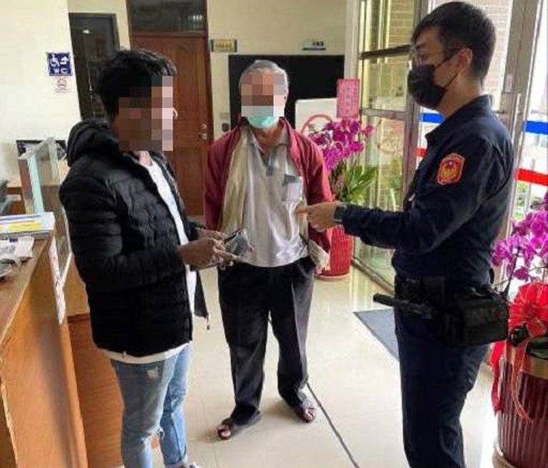 中市警霧峰分局四德派出所日前速助新加坡籍男子尋回遺落計程車錢包。(記者謝榮浤翻攝)