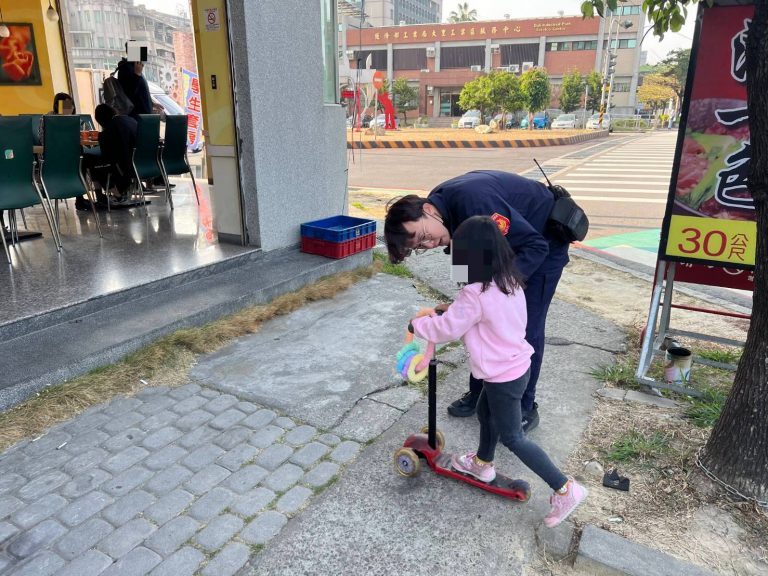 中市警霧峰分局仁化派出所日前助溜滑板車迷航3歲女童返家。(記者謝榮浤翻攝)