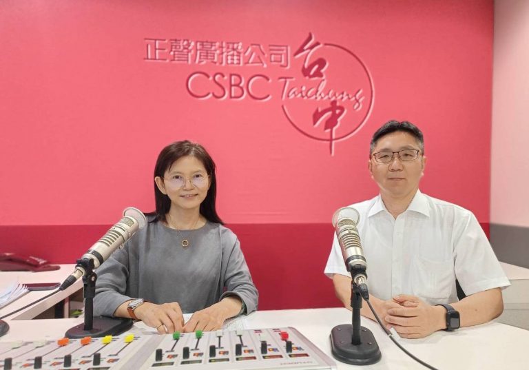 中市警霧峰分局長陳祥麟於昨日至正聲廣播電臺，在空中暢談高肇事路口防制作為、行人正義大執法、新世代打擊詐欺策略行動等。(記者謝榮浤翻攝)