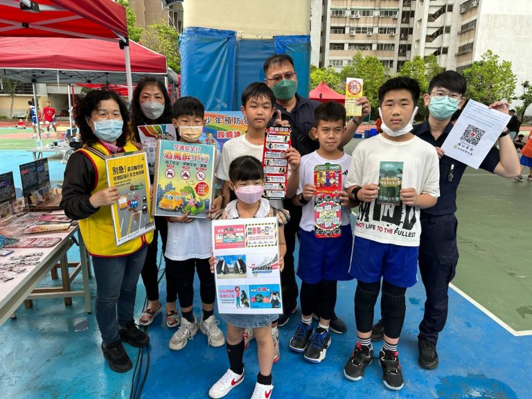 中市警霧峰分局藉由「第10屆大峰盃公益三對三籃球賽」向現場民眾宣導遠離菸毒、提防詐騙、保護青少年、拒絕貪腐、婦幼及交通等個人身心安全。(記者謝榮浤翻攝)