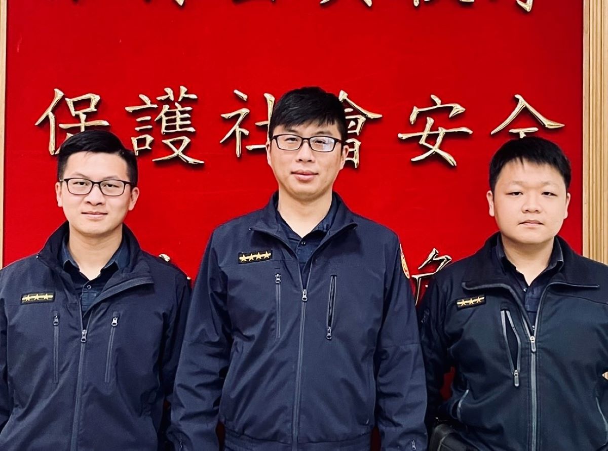 內湖分局文德派出所副所長陳明昶(中)、警員何旻祐(左)、郭柏辰(右)。( 記者宋紹誠翻攝 )