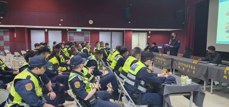 內湖分局分局長涂國卿(站立者)主持威力掃蕩勤教情形。( 記者宋紹誠翻攝 )