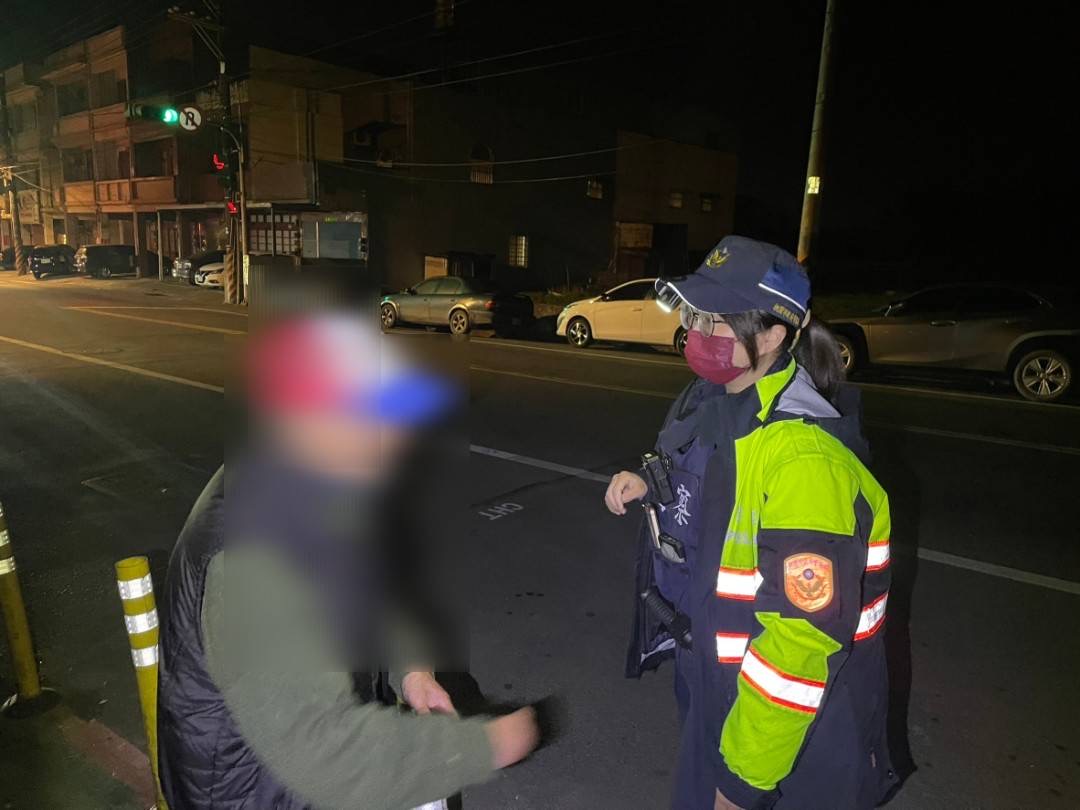 外社派出所員警林冠丞、陳奕晴助迷途老翁返家。（記者宋紹誠翻攝）   