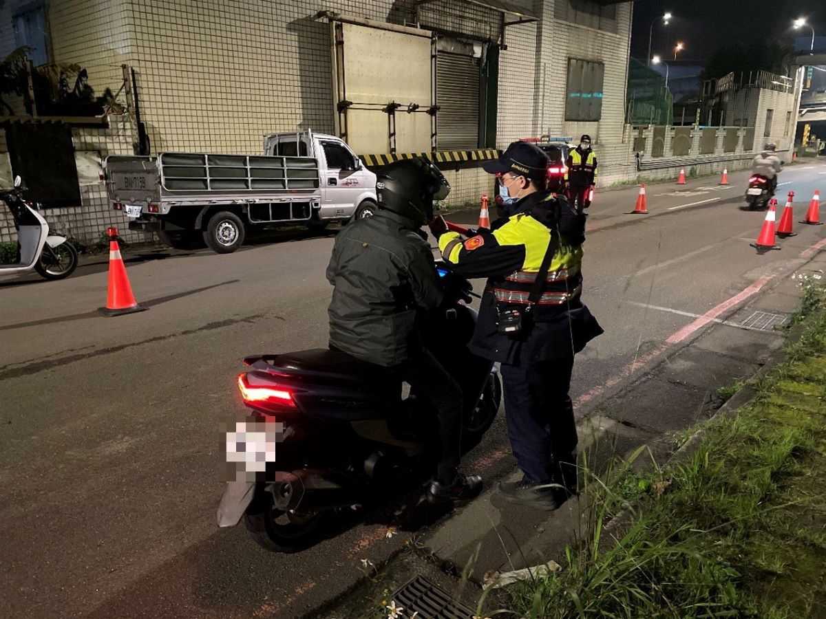 內湖分局員警執行取締酒後駕車情形。(記者宋紹誠翻攝)