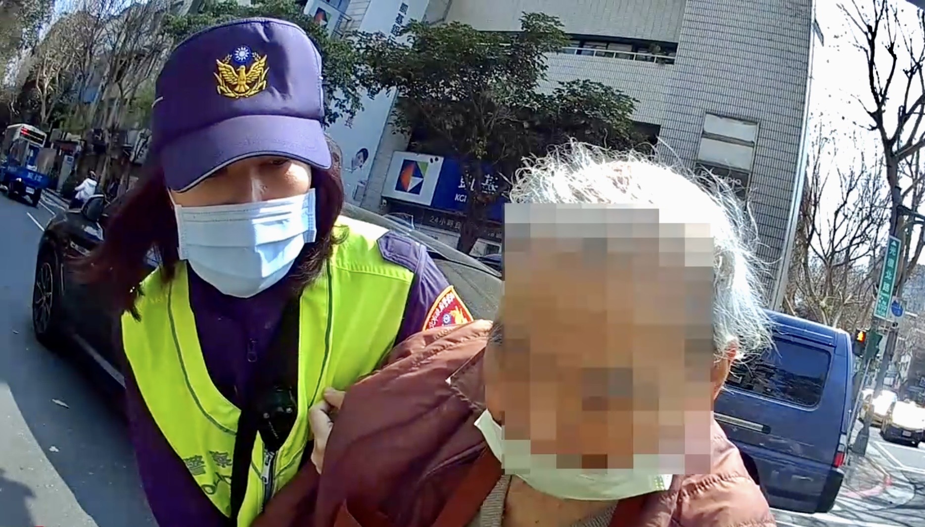 臺北市保安警察大隊員警協助攙扶陷於車陣進退不得老翁，順利通過馬路。(記者宋紹誠翻攝)