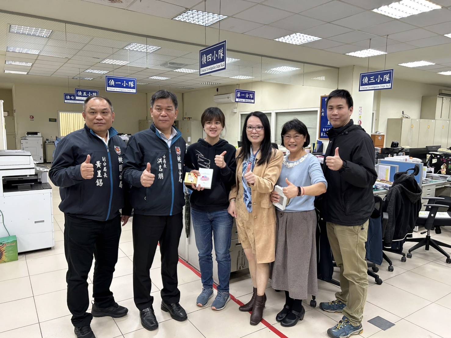 分局長洪志朋(左二)特別勉勵局內女性同仁,堅守崗位並愛惜自己的健康。(記者吳登國翻攝)