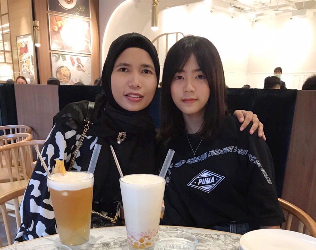 丁安妮(左)尊重女兒(右)成為一個擁抱不同文化的新二代。（記者楊國域翻攝）