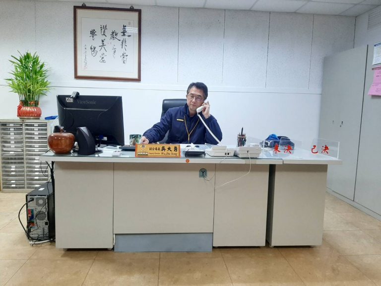 東勢警副分局長吳大勇上警廣宣教「反詐騙宣導」、「自行車環台賽」等重點工作。(圖/記者謝榮浤翻攝)