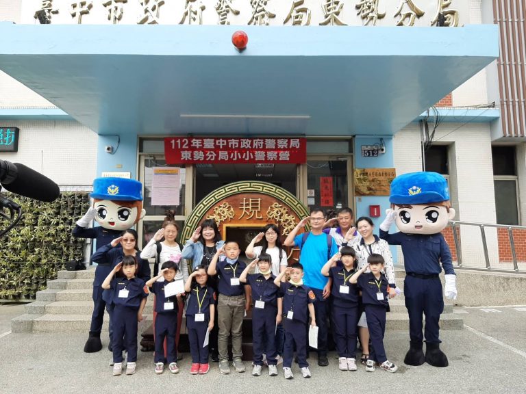 中市警東勢分局於兒童節前舉辦「小小警察體驗營」。(圖/記者謝榮浤翻攝)