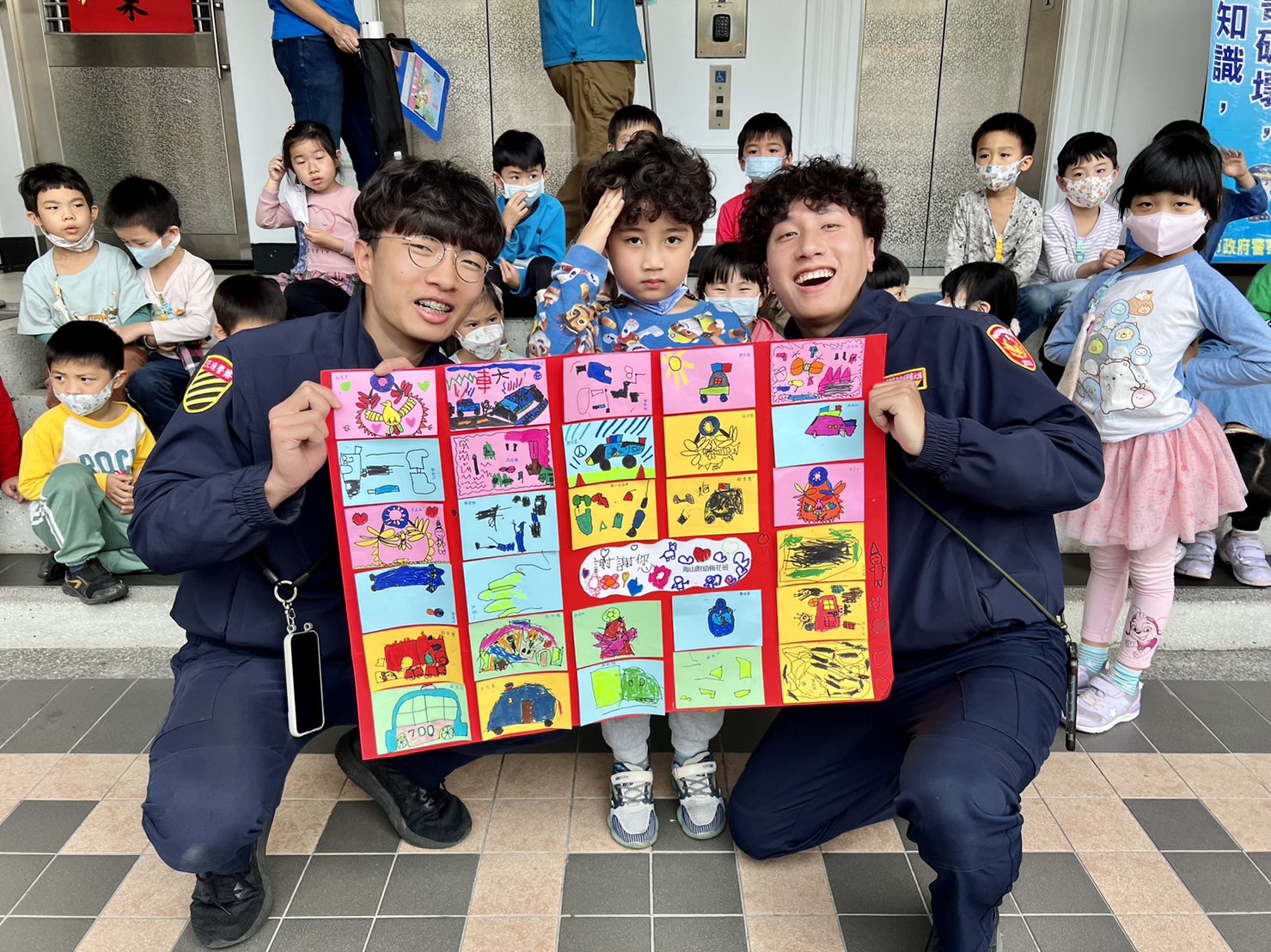 海山警與幼兒園小朋友寓教於樂。(記者戴昱弘翻攝)