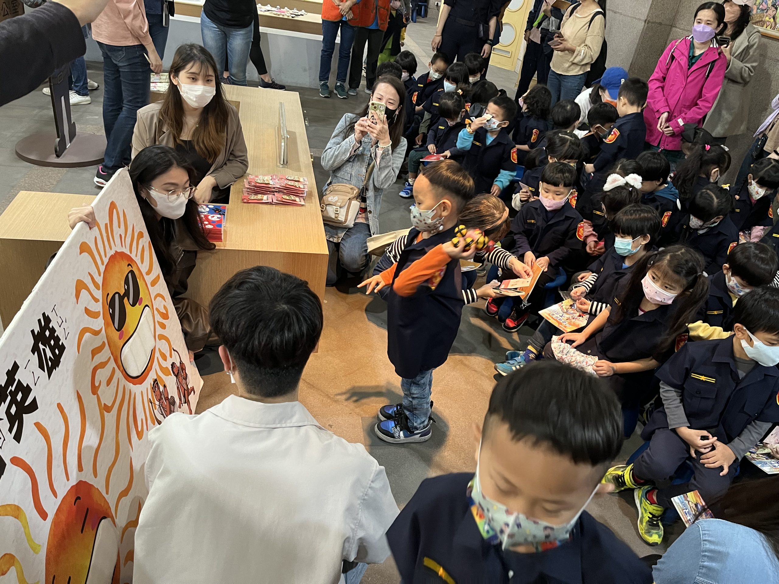 小朋友透過精心規劃的遊戲關卡體驗警察工作。（記者楊國域翻攝）