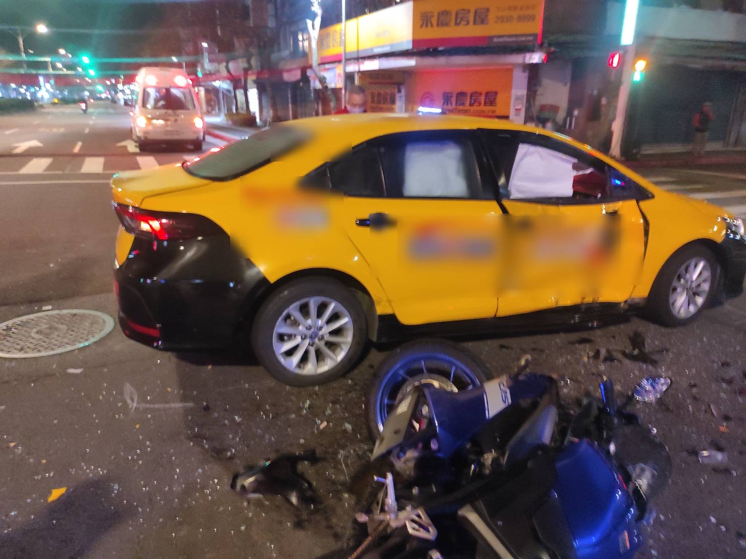 羅斯福路六段與景隆街口計程車與重機車相撞，警方到場處理。（記者楊國域翻攝）