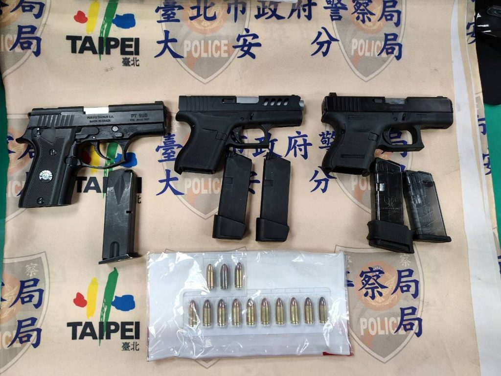 查獲3把改造手槍子彈13發。(記者林金聖翻攝)