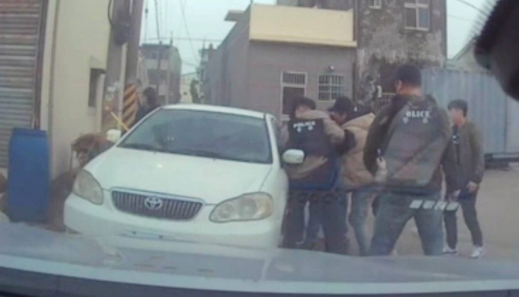警破窗將嫌犯拉出車外。(記者林金聖翻攝)