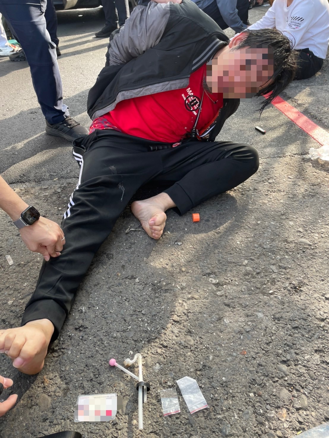 烙跑毒蟲通緝犯被海山警壓制逮捕。（記者戴昱弘翻攝）