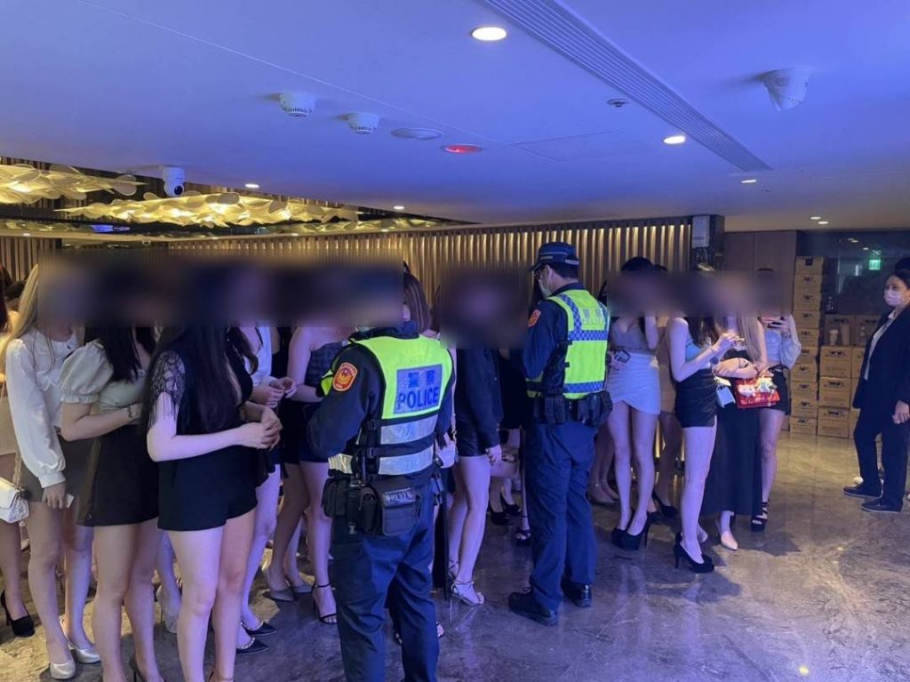 大安警轄區酒店大規模臨檢。(記者林金聖翻攝)