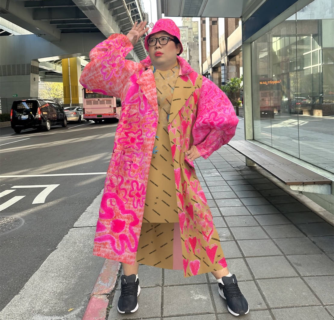 網紅娘娘體驗數字王國虛擬試衣服務，展現未來的線上試衣趨勢。 (圖/數字王國提供)