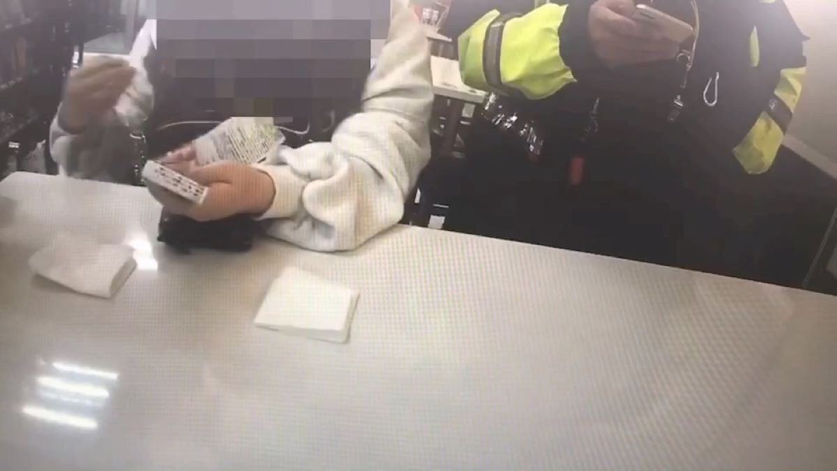 被害人出示已購買遊戲點數收據給警方。(記者宋紹誠翻攝)