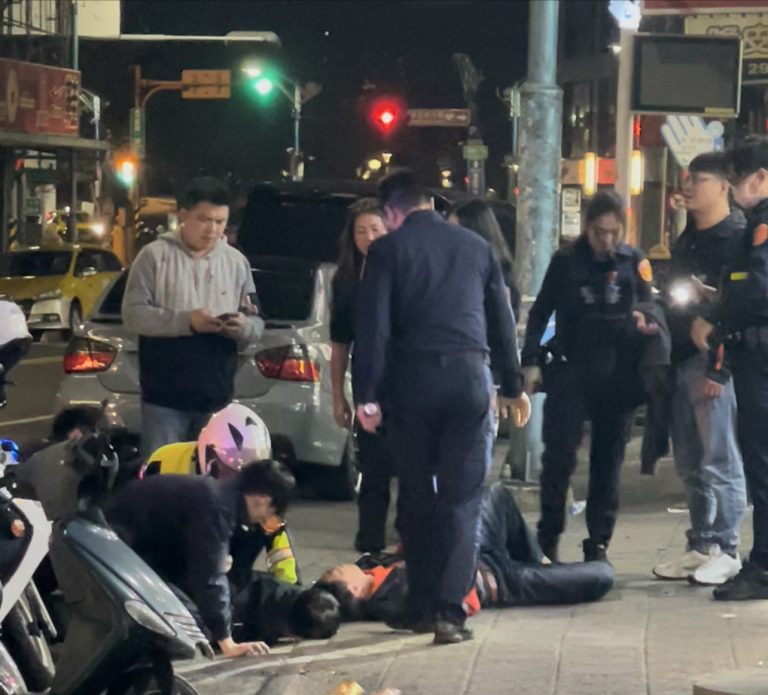 新莊分局中港所所長張謝佛火速帶隊到場壓制。(記者徐煜勝攝)