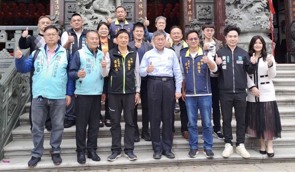 前台北市長「阿北」柯文哲(圖中)前往桃園楊梅錫福宮參香,黃成峻(右2)率同黨部人員全程陪同並在宮前全體合影留念。(圖/黃成峻提供)