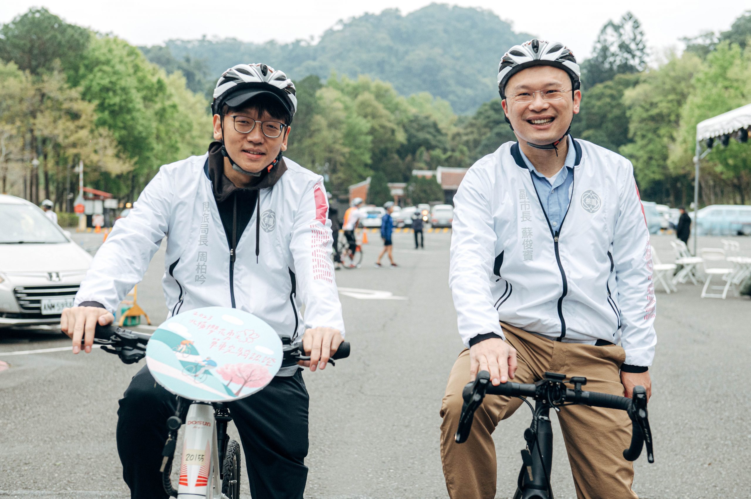 桃園巿副巿長蘇俊賓（右）與桃園巿府觀旅局長周柏吟（左）一同出席「2023北橫櫻花勇士單車完騎認證」活動。（圖/桃園巿政府提供）