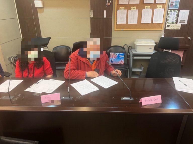 中和警邀繞境宮廟簽行動公約。(記者徐煜勝翻攝)