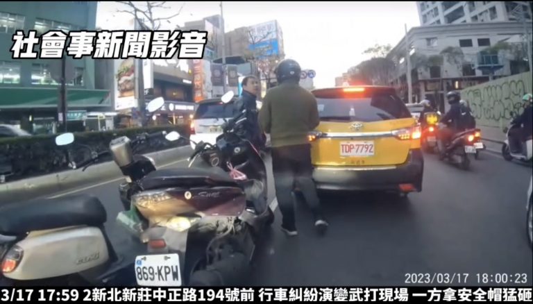 民眾因行車糾紛直接在大馬路上上演全武行。(記者戴昱弘翻攝)