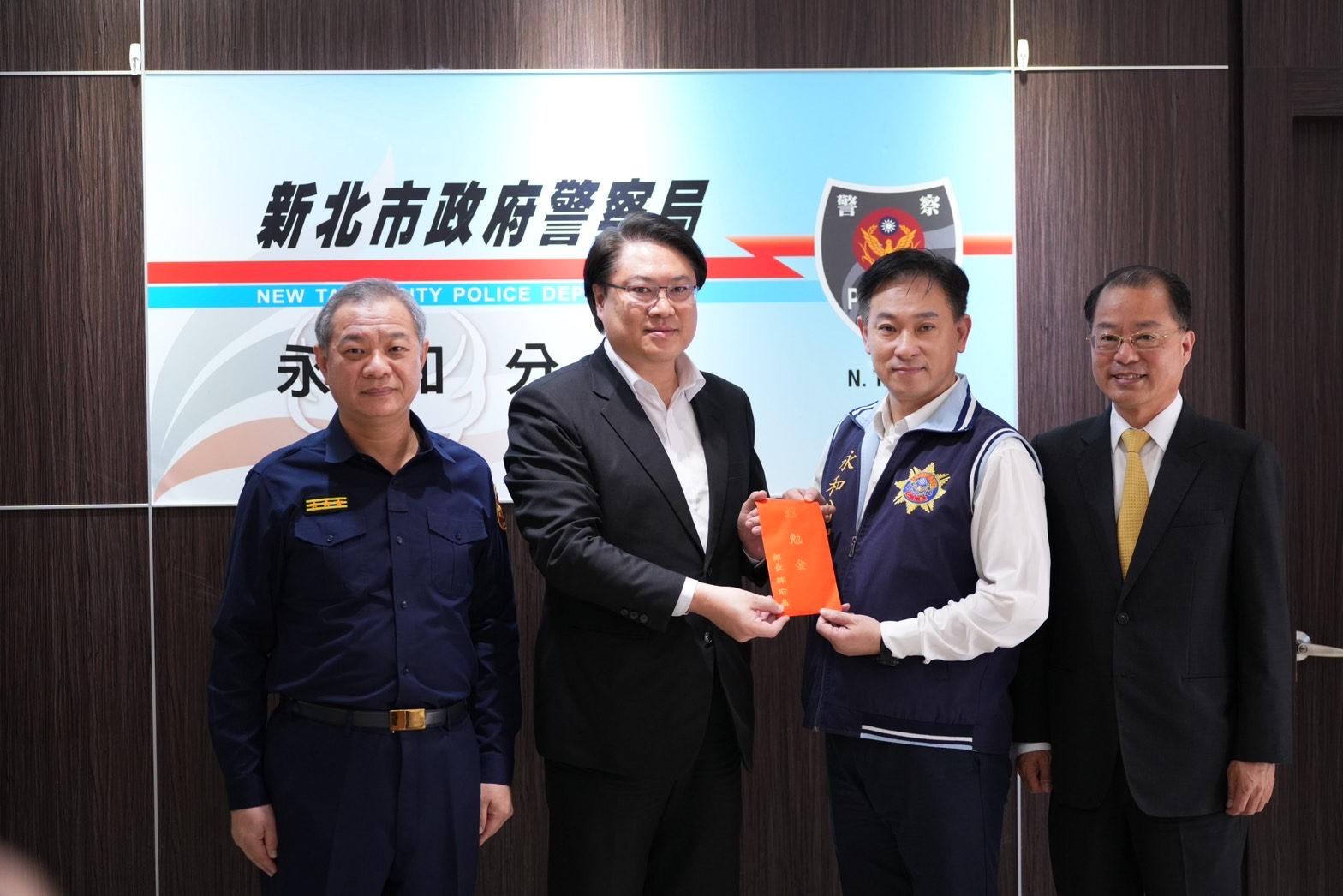 新北市警察局長廖訓誠(左一)內政部長林右昌(左二)永和分局偵查隊長李志祥(右二)警政署長黃明昭(右一)(記者徐煜勝翻攝)