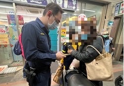 中和警助男童返家團圓。（記者徐煜勝翻攝）