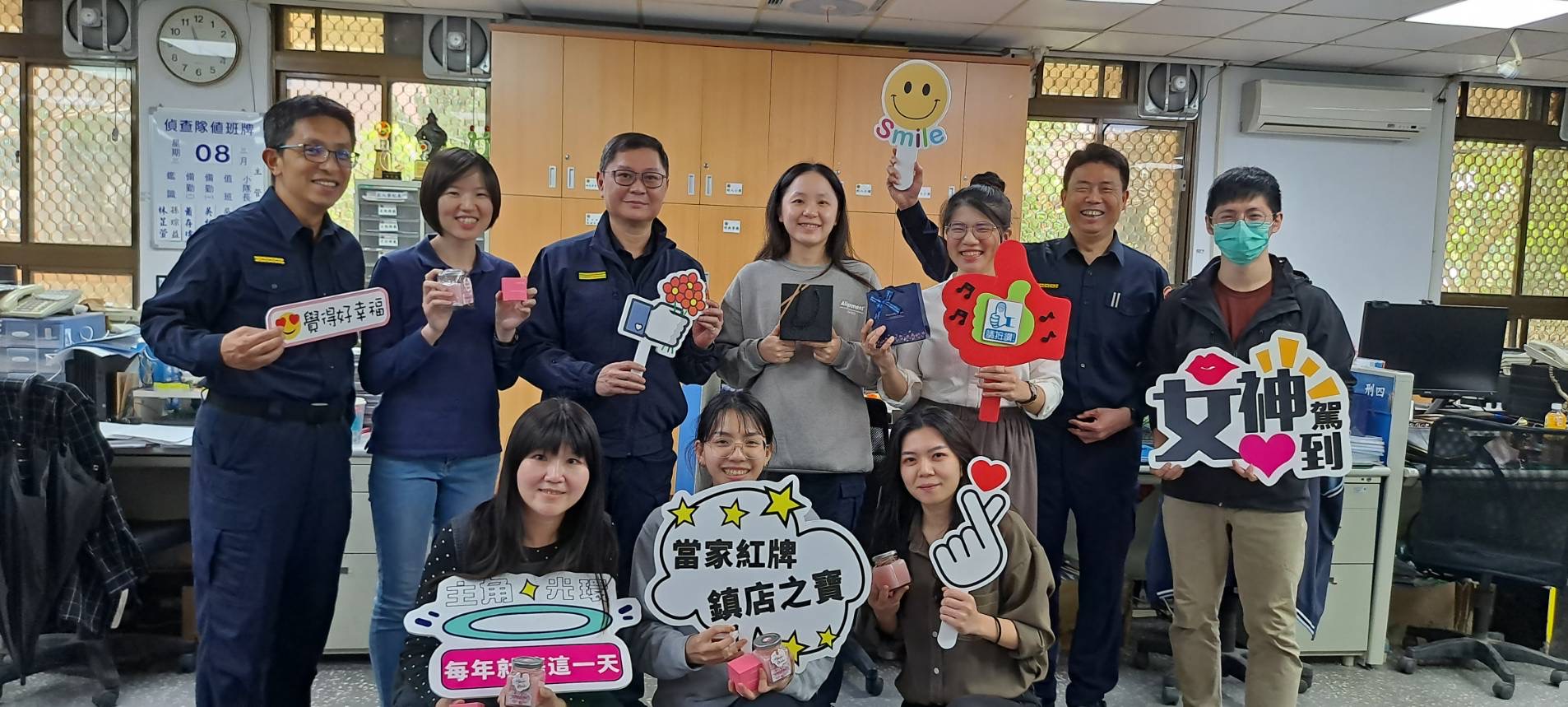 土城分局贈送禮物。（記者徐煜勝翻攝）