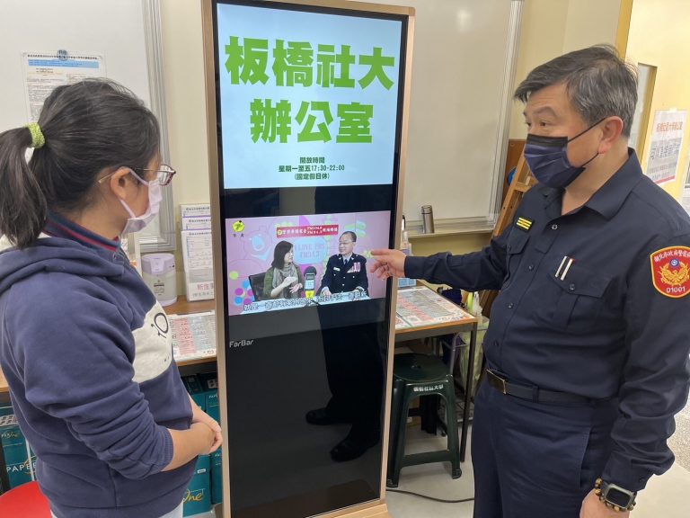 板橋警分局長黃南山深入社區大學宣導反詐。(記者戴昱弘翻攝)