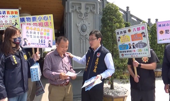 蘆竹警分局為提升全民識詐意識,深入主要路段、台茂購物中心及錢櫃KTV等人車潮聚集處所進行反詐騙宣導。(記者包克明翻攝)