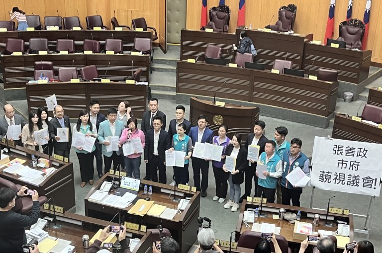 民進黨團總召呂林小鳳（前排中左）率黨籍議員痛批張巿府藐視議會。（記者馬治薇攝）